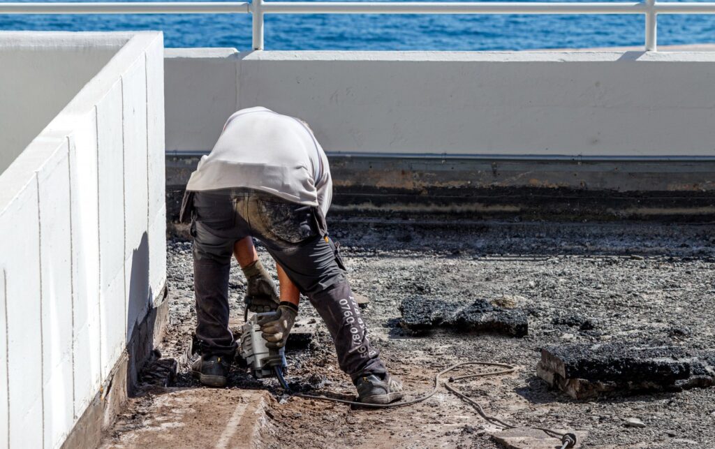 Ouvrier utilisant un marteau-piqueur sur un chantier BTP