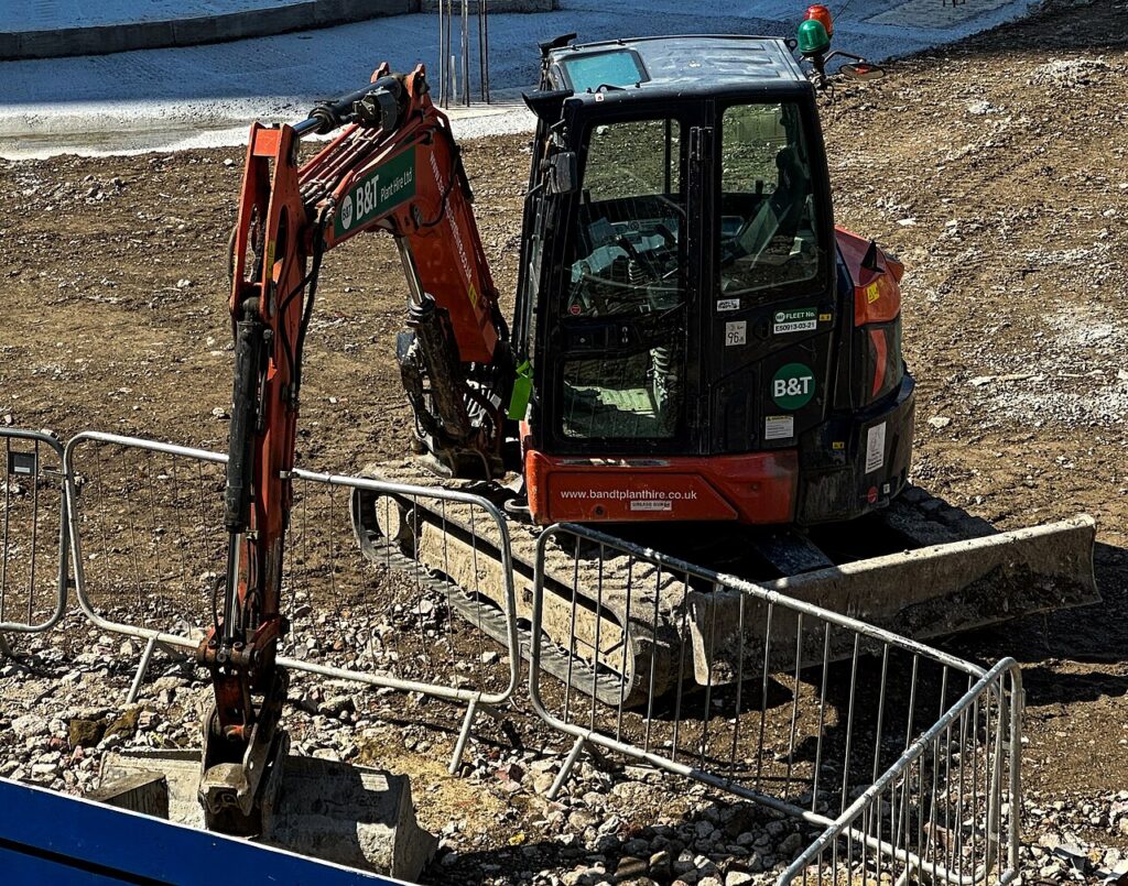 Mini-pelle sur chantier avant vérifications quotidiennes