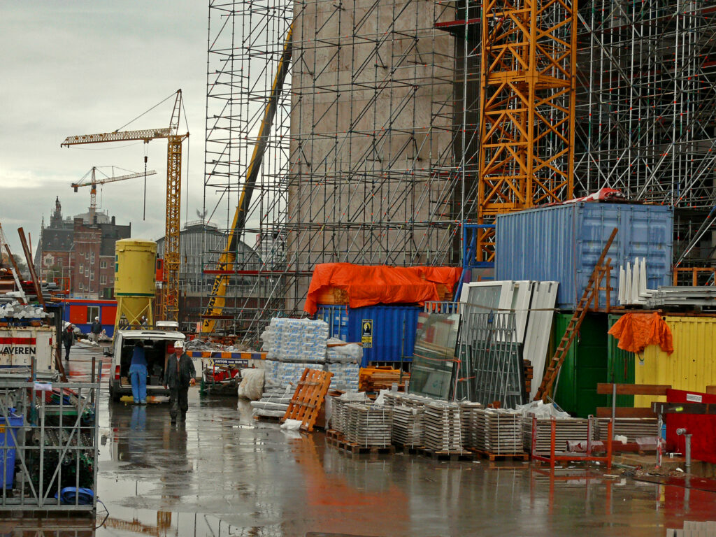 Échafaudage de chantier et structure de travail en hauteur sur un site de construction