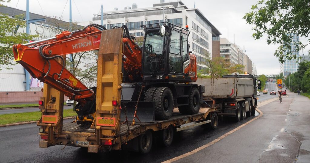 Transport d'un engin de chantier sur porte-engin